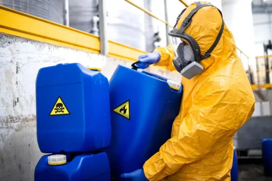 NOM-005-SCT/2008 de sustancias peligrosas sujeta a revisión sistemática