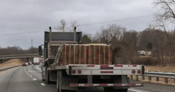 Secretaría de Infraestructura establece medidas de seguridad vial para carga pesada en vacaciones